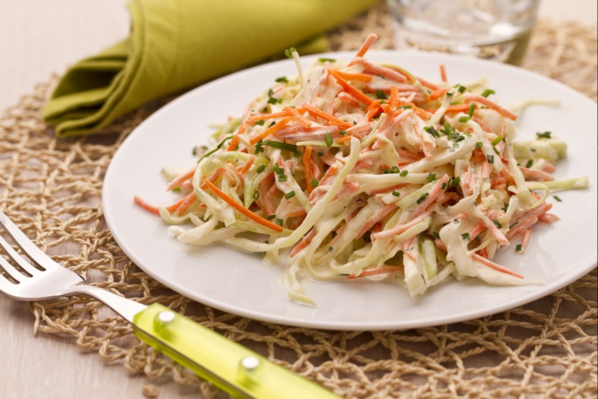 Salada de repolho e cenoura (coleslaw)
