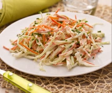 Salada de repolho e cenoura (coleslaw)