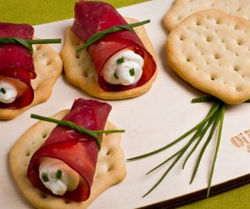 Focaccias com rolinhos de bresaola