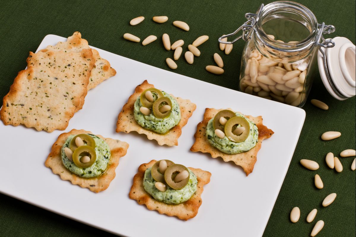 Folhados de azeitona com pesto e ricota