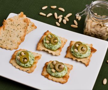 Folhados de azeitona com pesto e ricota