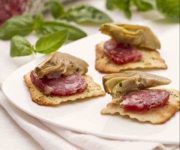 Alcachofras e salame em crackers de azeitonas