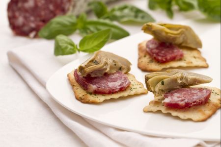 Alcachofras e salame em crackers de azeitonas