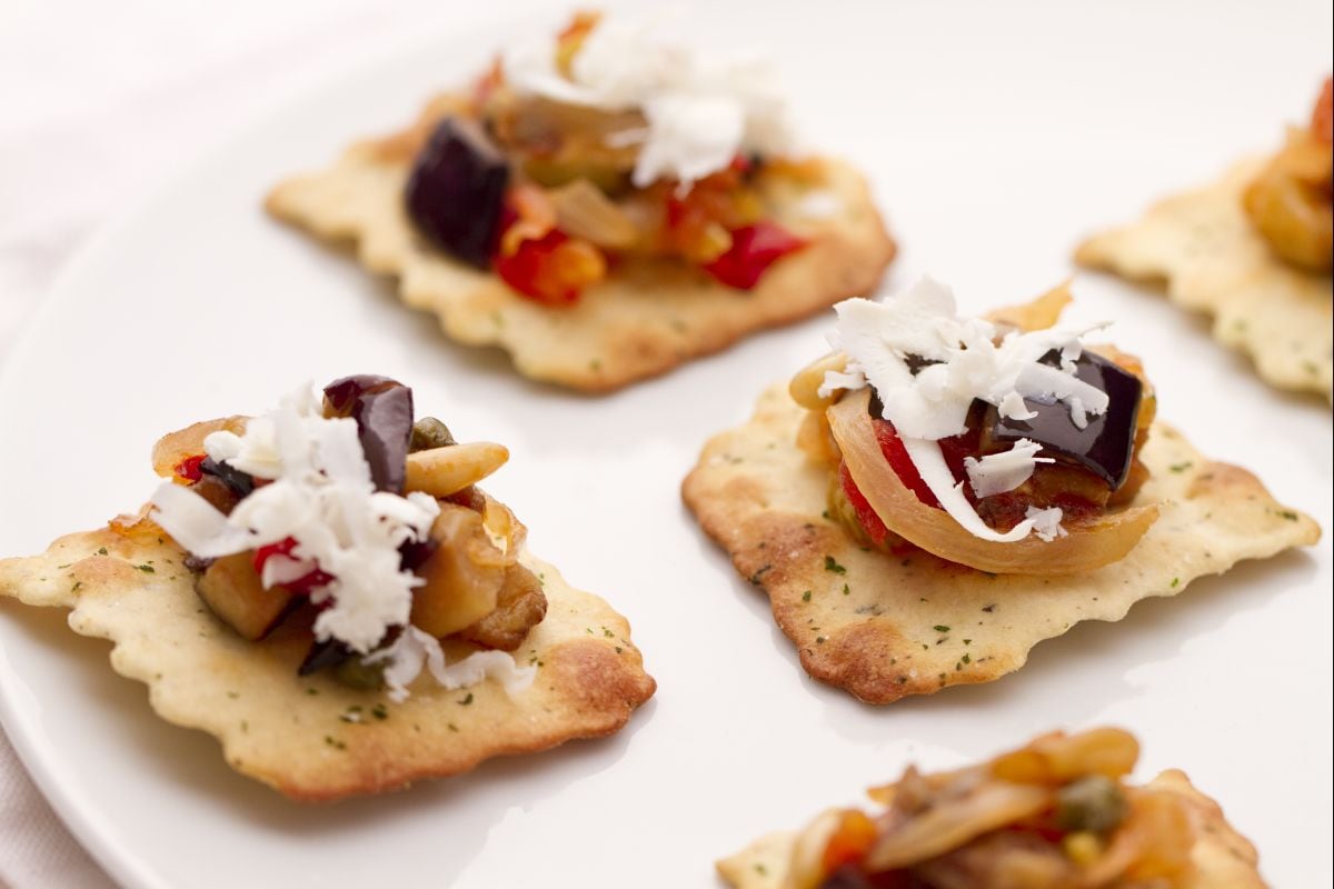 Caponata em folhas de azeitona