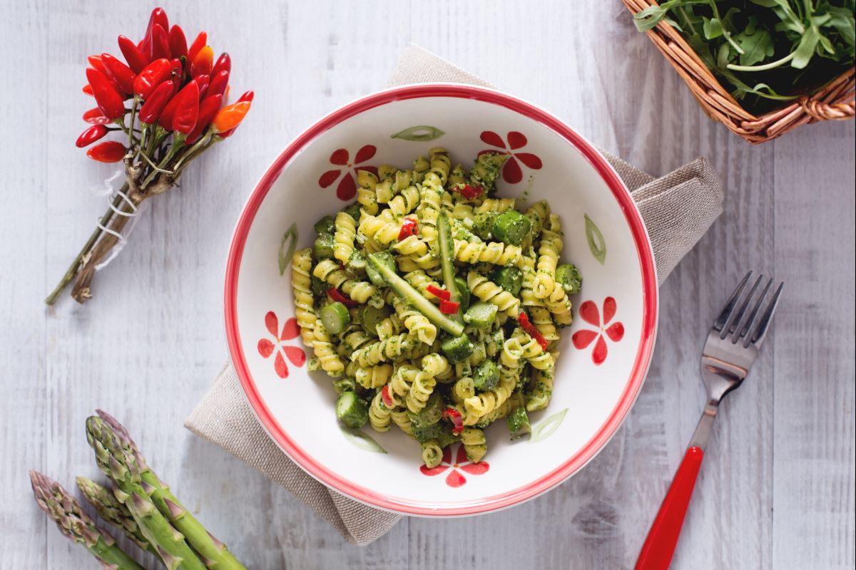 Massa com pesto de rúcula e aspargos