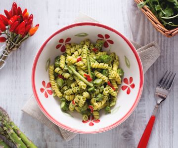 Massa com pesto de rúcula e aspargos