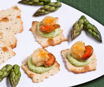 Folhados de azeitonas com vieiras e creme de aspargos