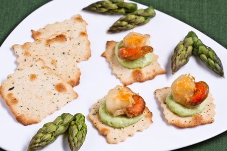 Folhados de azeitonas com vieiras e creme de aspargos