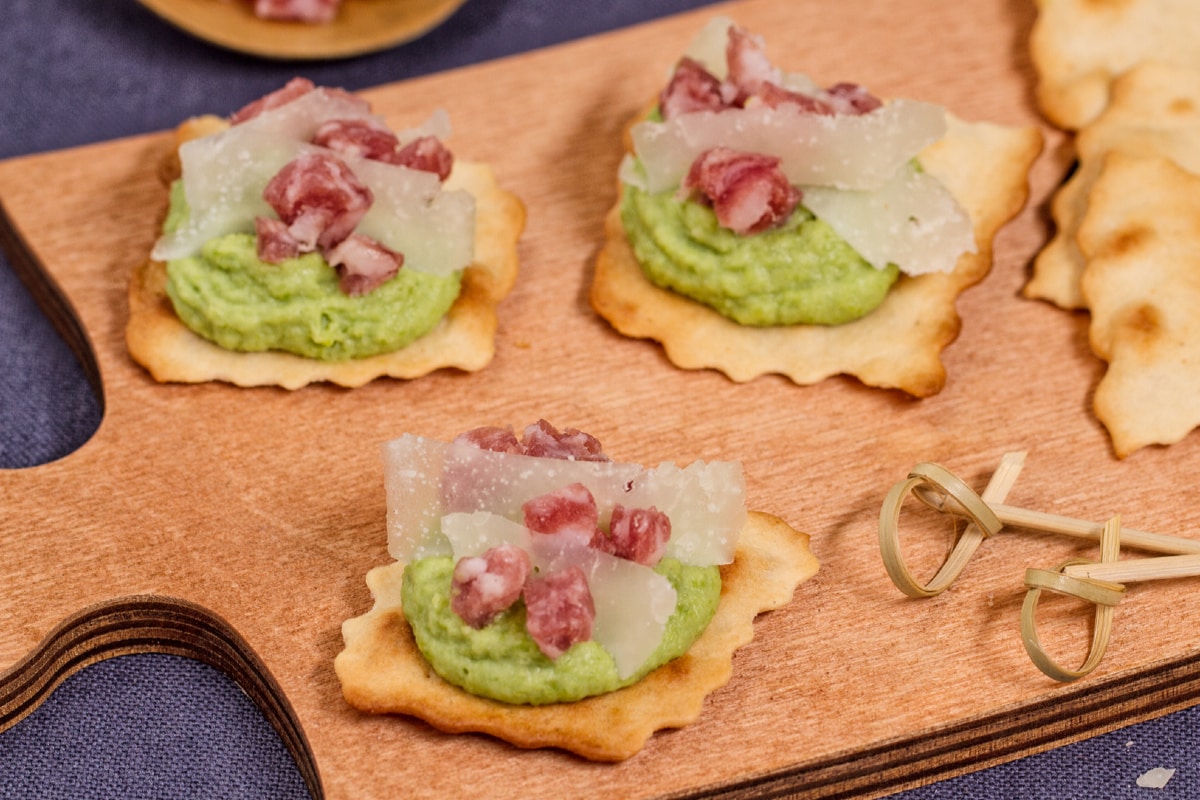 Folhados clássicos com purê de favas