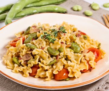 Pasta favas, bacon e tomatinhos
