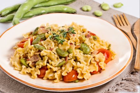 Pasta favas, bacon e tomatinhos