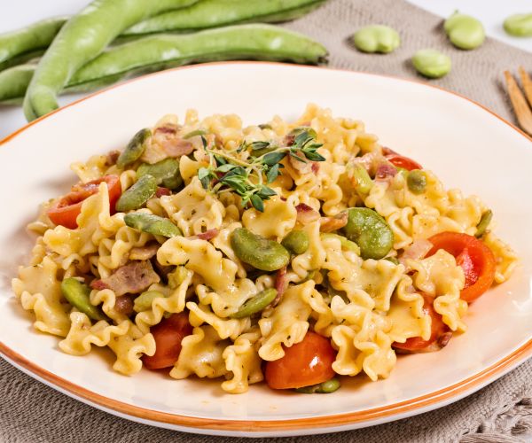 Pasta favas, bacon e tomatinhos
