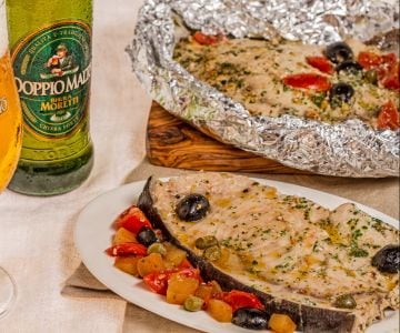 Peixe-espada no papelote com cerveja, tomatinhos e azeitonas