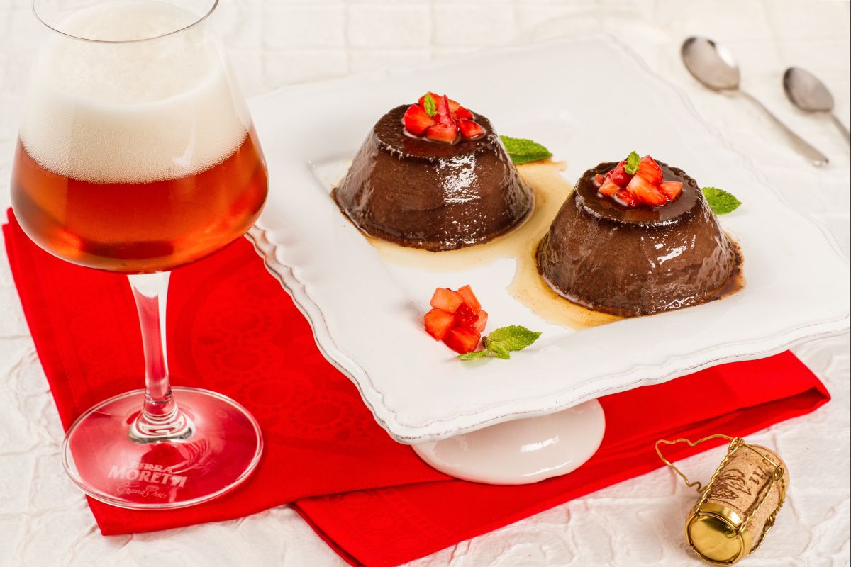 Sobremesa de chocolate, cerveja e morangos