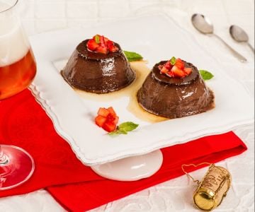 Sobremesa de chocolate, cerveja e morangos