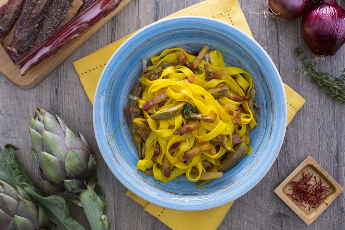 Fettuccine com alcachofras e bacon