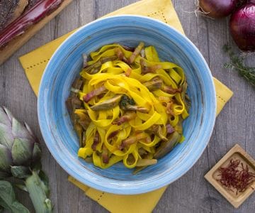 Fettuccine com alcachofras e bacon