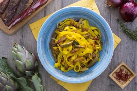 Fettuccine com alcachofras e bacon