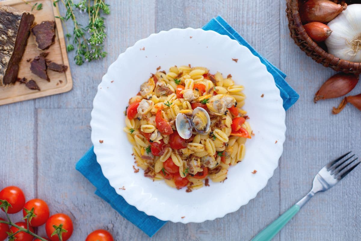 Malloreddus com mariscos, tomatinhos e bottarga de atum