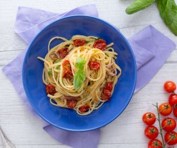Linguine com tomatinhos confit