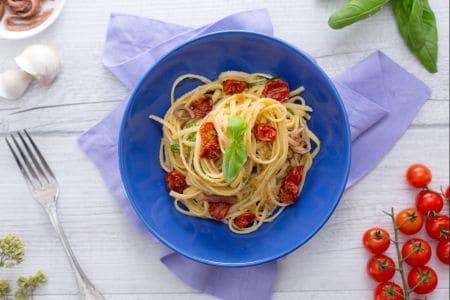 Linguine com tomatinhos confit