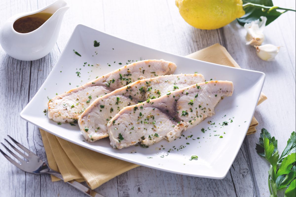 Peixe-espada ao molho salmoriglio
