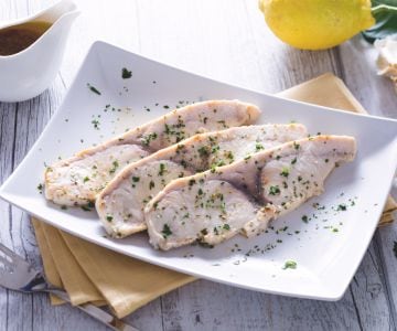 Peixe-espada ao molho salmoriglio