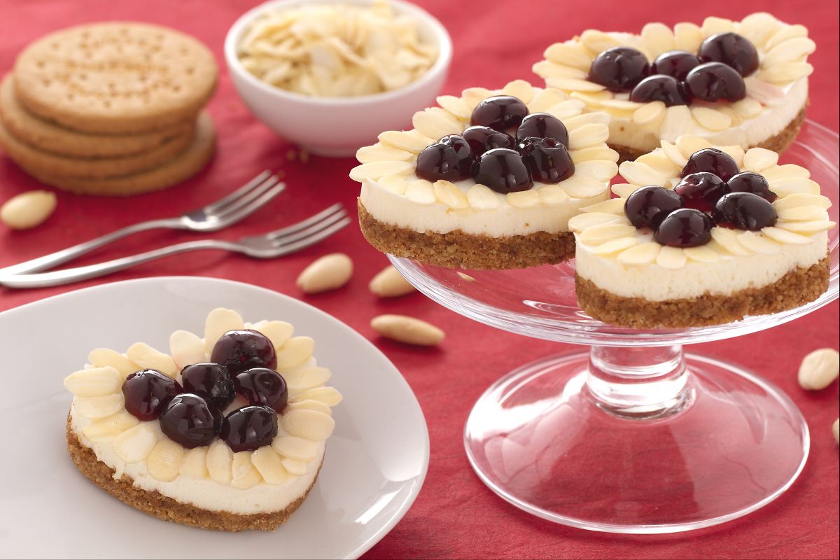 Corações de cheesecake de amêndoas e cerejas