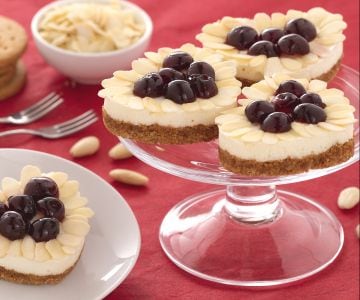Corações de cheesecake de amêndoas e cerejas