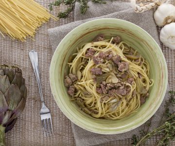 Espaguete com ragu branco de alcachofras