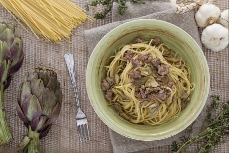 Espaguete com ragu branco de alcachofras