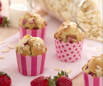 Muffin de espelta com morangos e amêndoas