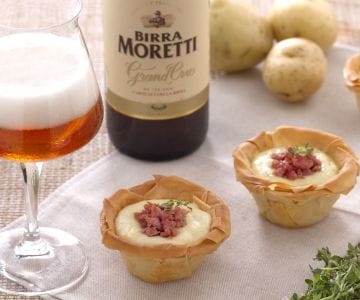 Copinhos de massa filo com batatas e migalhas de salame