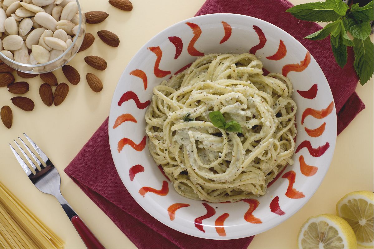 Linguine com pesto de amêndoas