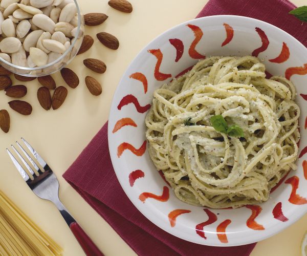Linguine com pesto de amêndoas