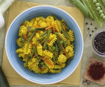 Radiatori com legumes e açafrão