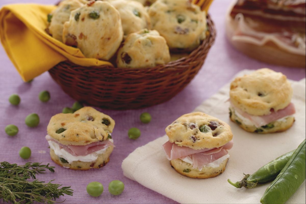 Scones salgados com ervilhas e bacon