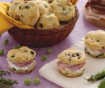 Scones salgados com ervilhas e bacon