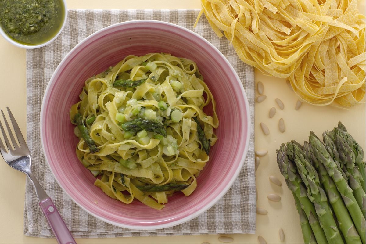 Tagliatelle com aspargos e pesto