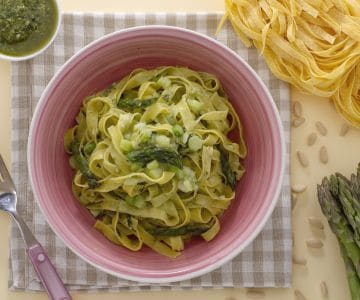 Tagliatelle com aspargos e pesto