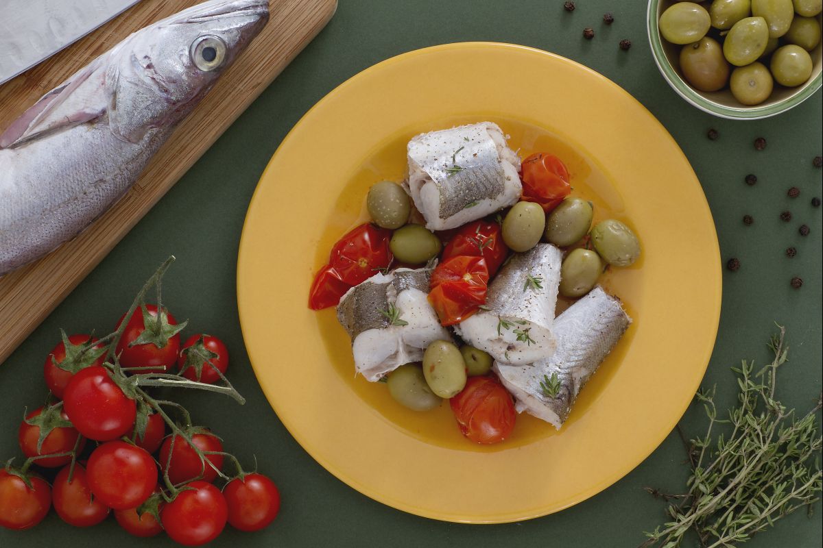 Bacalhau no vapor com azeitonas verdes e tomatinhos
