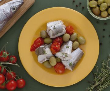 Bacalhau no vapor com azeitonas verdes e tomatinhos