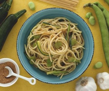 Massa com favas, abobrinha e bottarga
