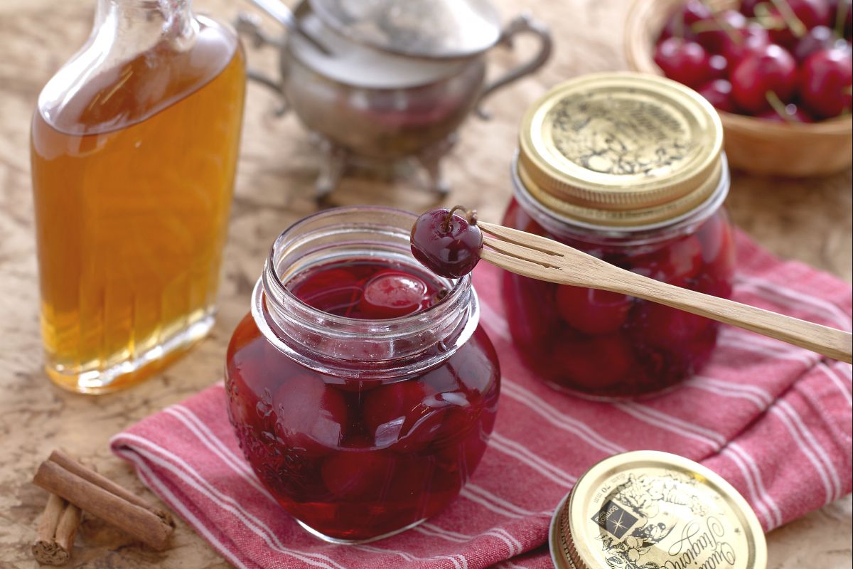 Cerejas em calda com Vinho do Porto e canela