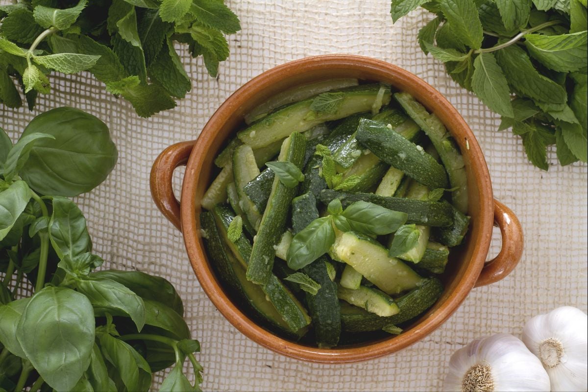 Salada de abobrinha com hortelã e manjericão