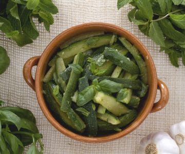 Salada de abobrinha com hortelã e manjericão