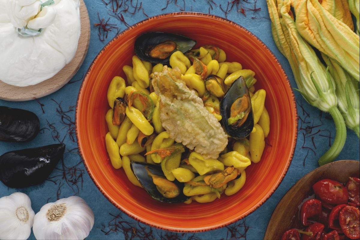 Cavatelli com flores de abóbora, mexilhões e açafrão