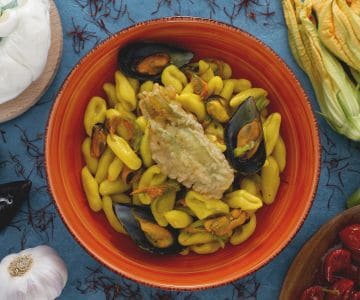Cavatelli com flores de abóbora, mexilhões e açafrão
