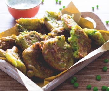 Bolinho de ervilha com molho de iogurte