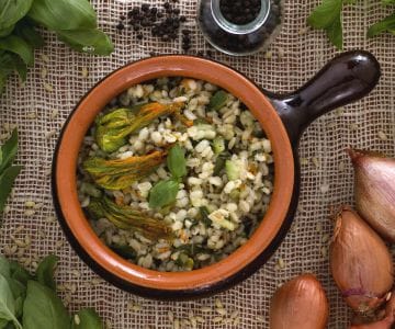 Orzotto com abobrinha e flores de abóbora
